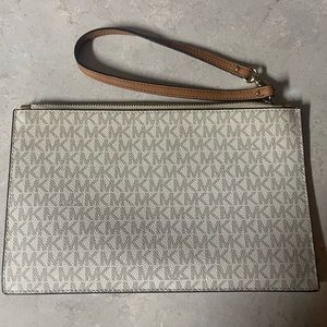 Michael Kors Vanilla Jet Set XL Wristlet